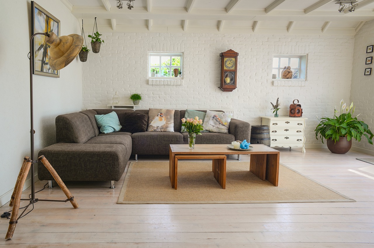 Oude houten kast omgetoverd tot trendy uitleenpunt. Oude houten kast omgetoverd tot trendy uitleenpunt.
